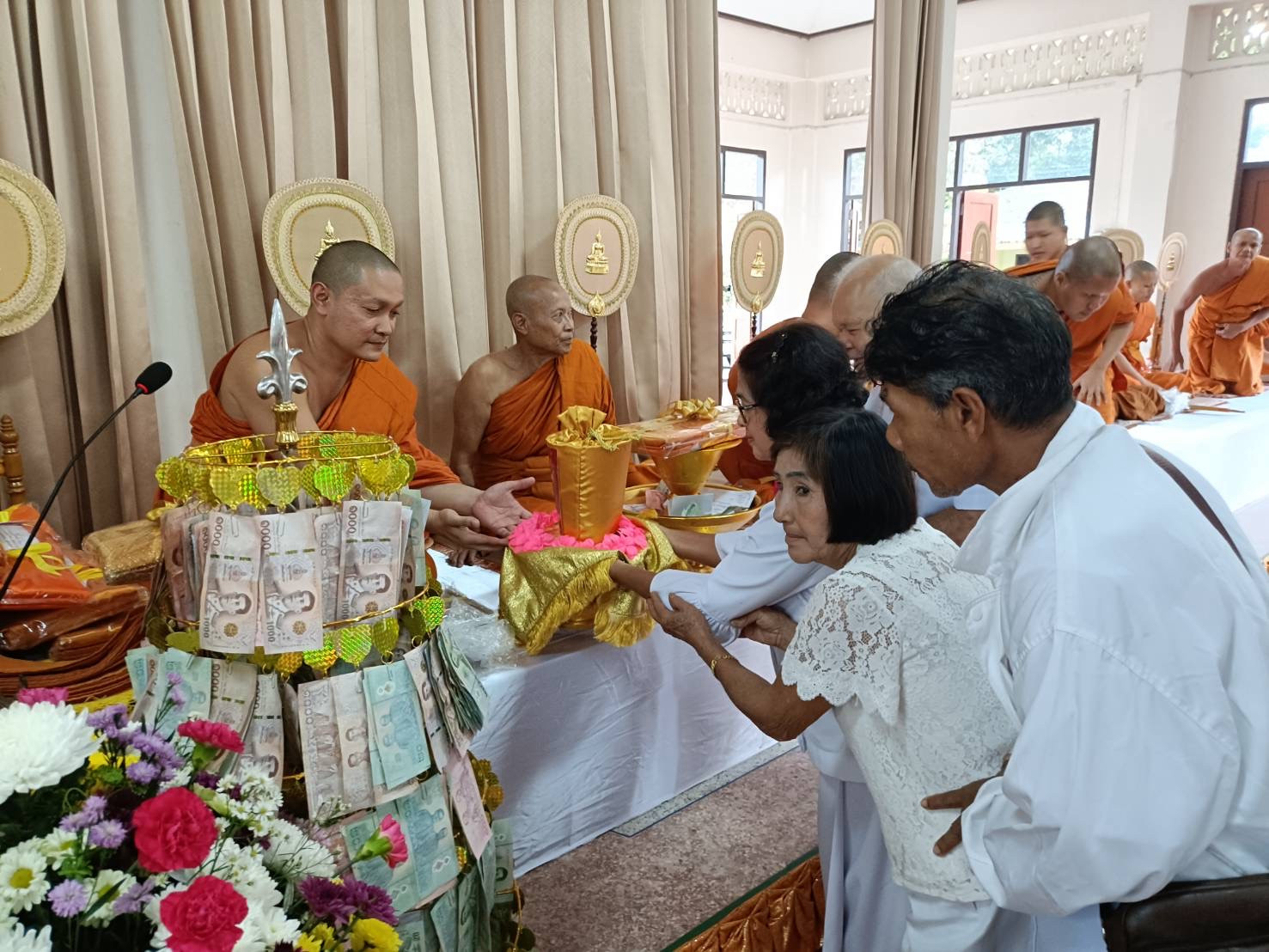 ภาพการถวายปัจจัยวัดโฆสิตาราม