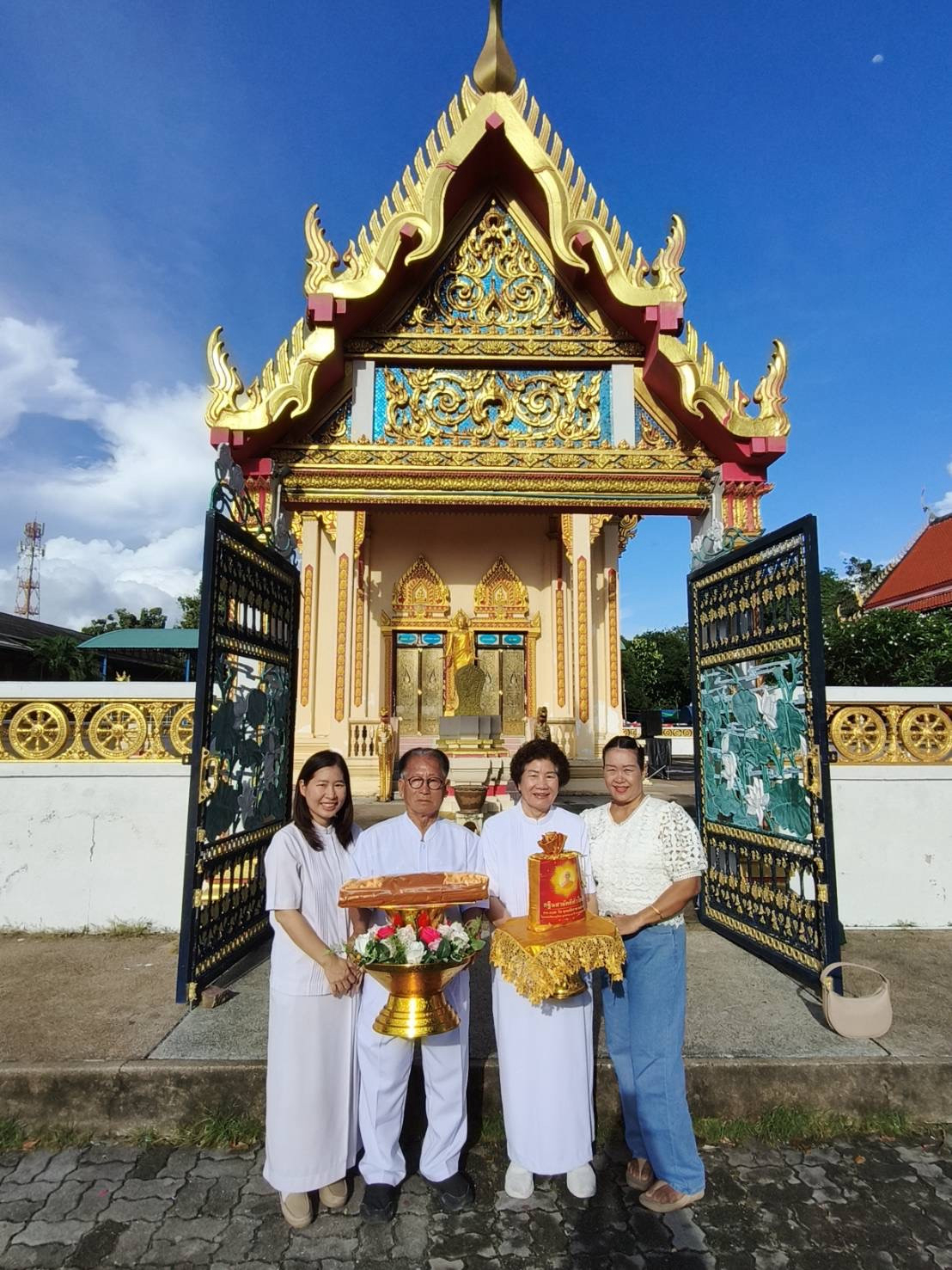 ภาพหมู่ถือพานถวายปัจจัยวัดสว่างอารมณ์