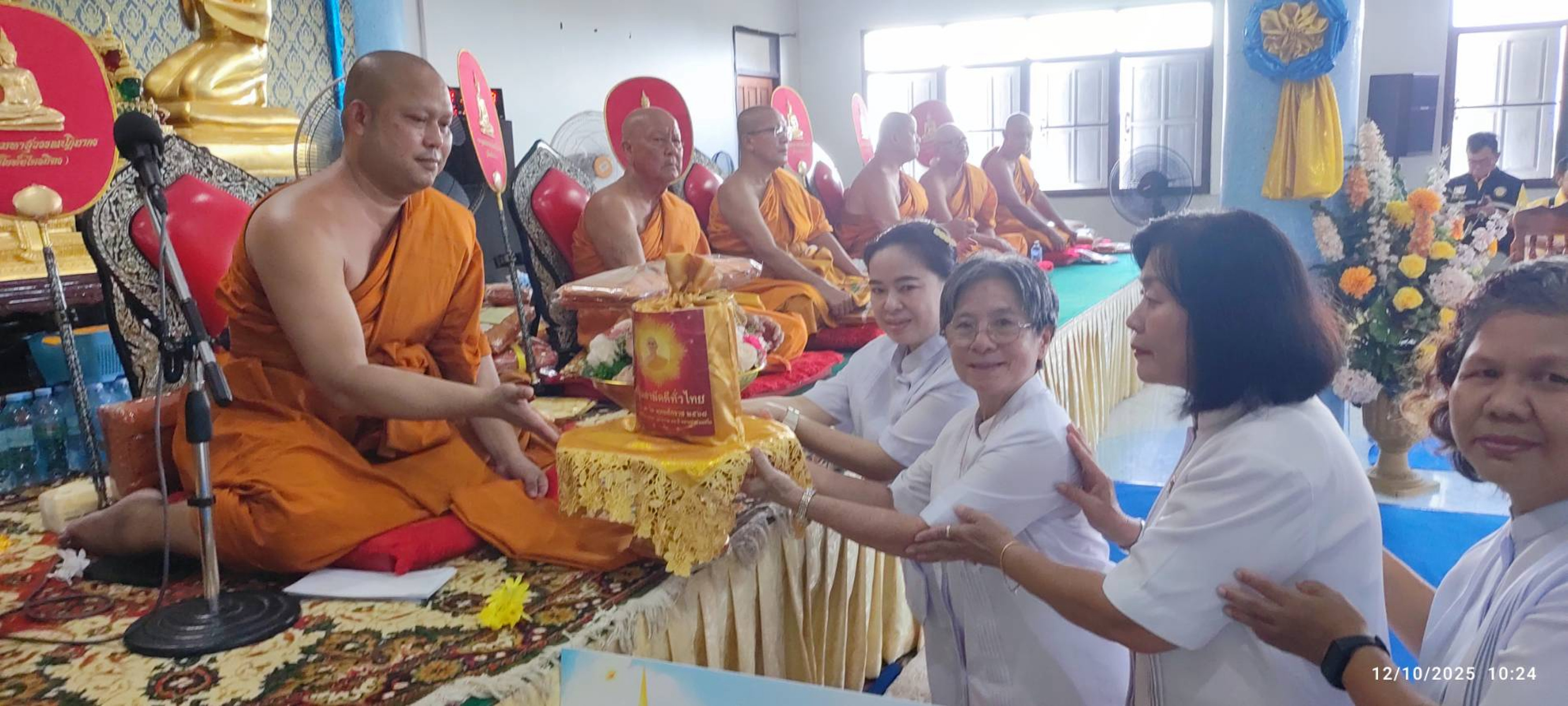 ภาพการถวายปัจจัยวัดสะปำธรรมาราม