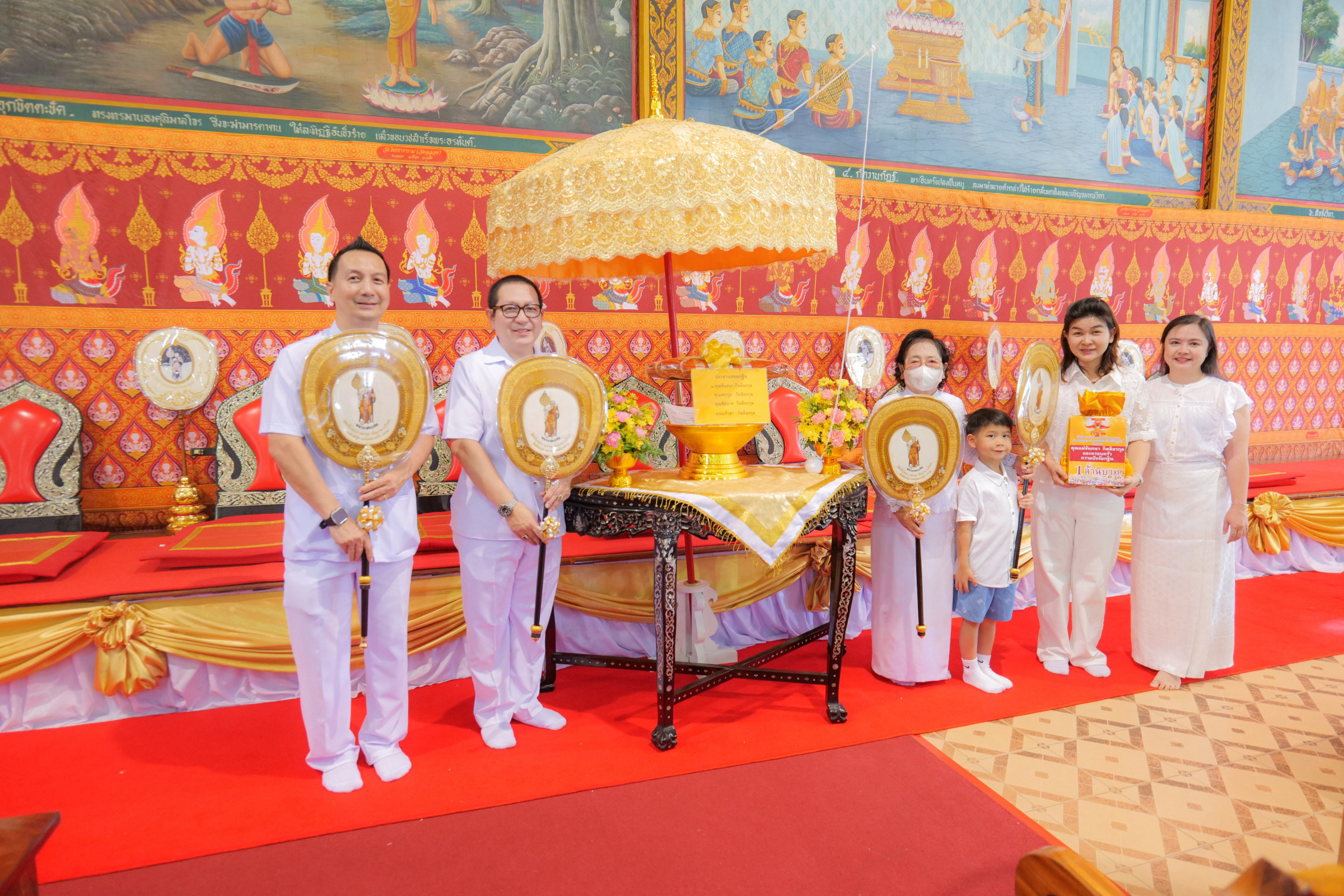 ภาพหมู่ถือพานถวายปัจจัยวัดไชยธาราราม