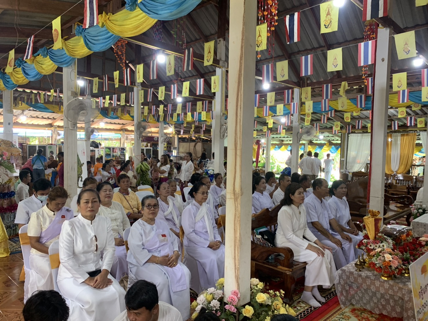 ภาพร่วมพิธีกรรมที่พักสงฆ์บ้านทองหลาง