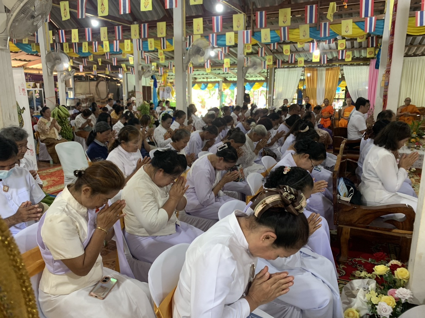 ภาพร่วมพิธีกรรมที่พักสงฆ์บ้านทองหลาง