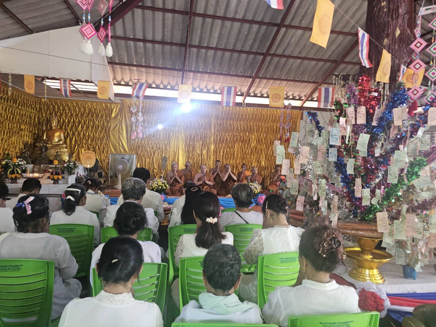 ภาพร่วมพิธีกรรมที่พักสงฆ์ทุ่งตาพล