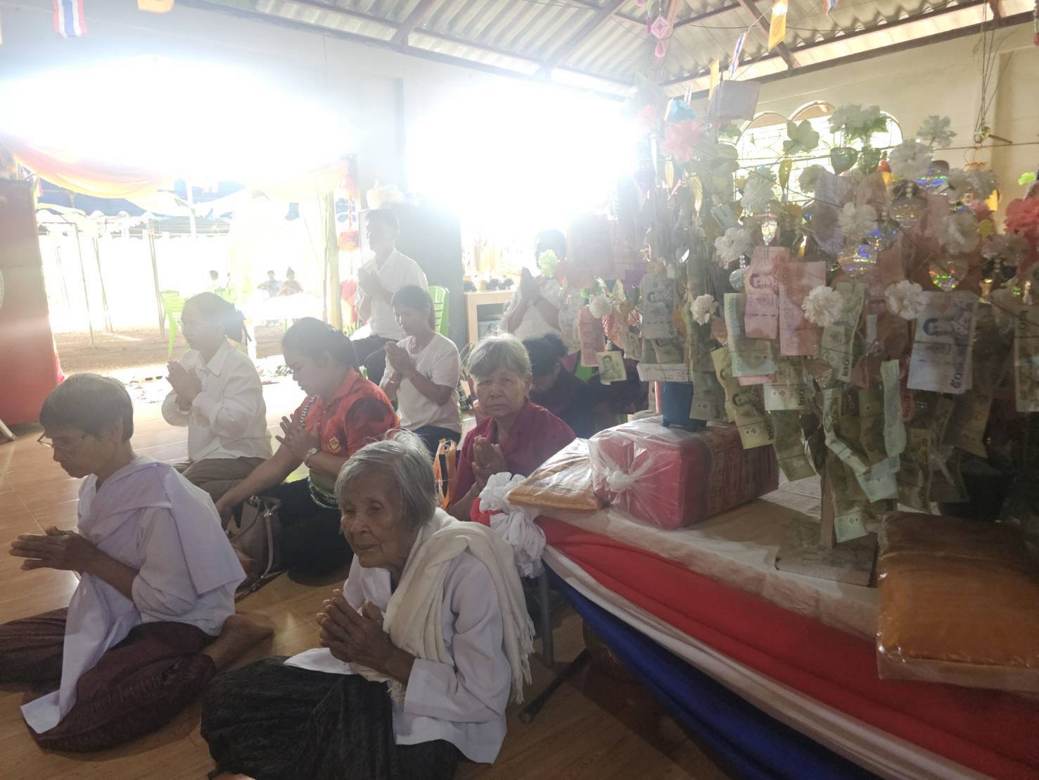 ภาพร่วมพิธีกรรมที่พักสงฆ์ทุ่งตาพล