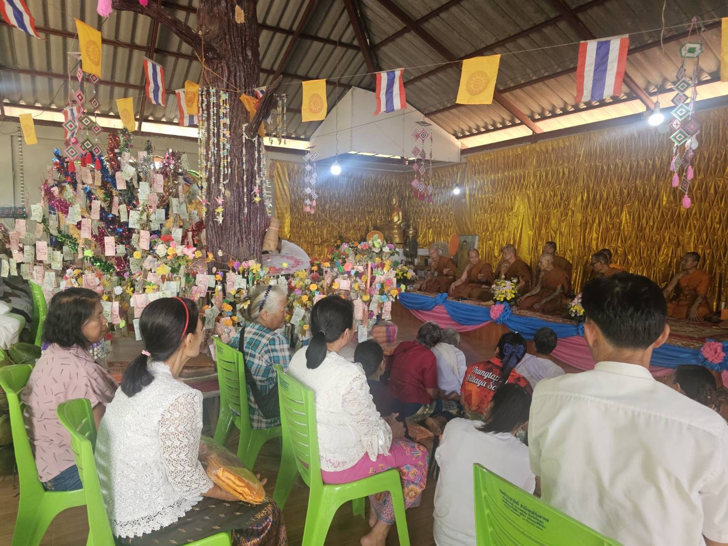 ภาพร่วมพิธีกรรมที่พักสงฆ์ทุ่งตาพล