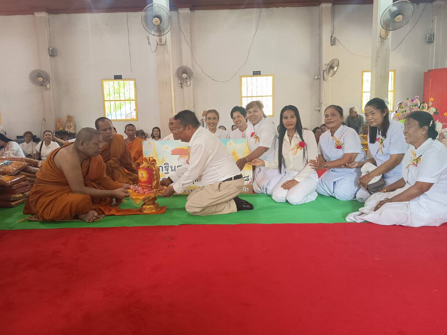 ภาพการถวายปัจจัยวัดเกษตราราม