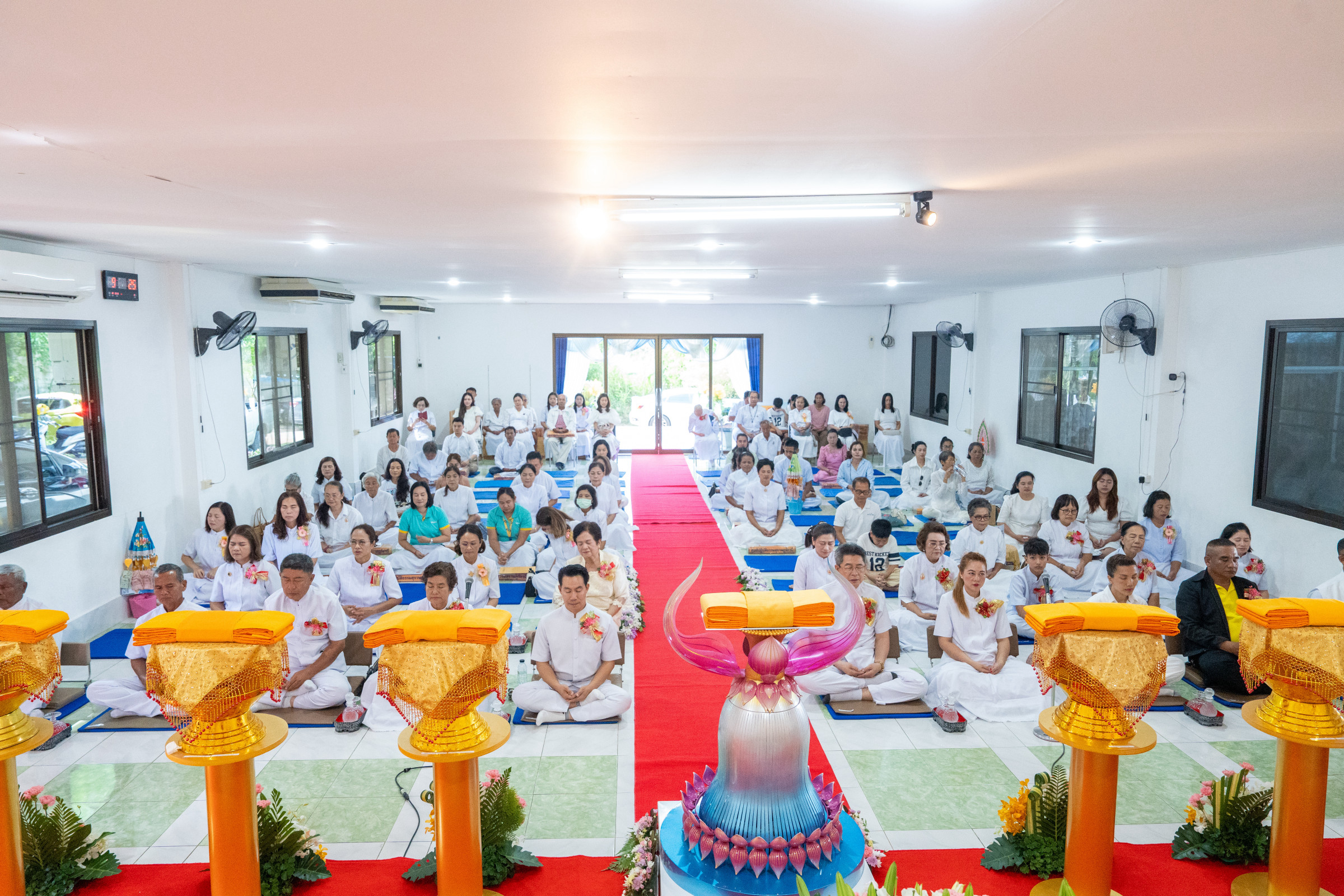 ภาพร่วมพิธีกรรมศูนย์ปฏิบัติธรรมสุราษฎร์ธานี