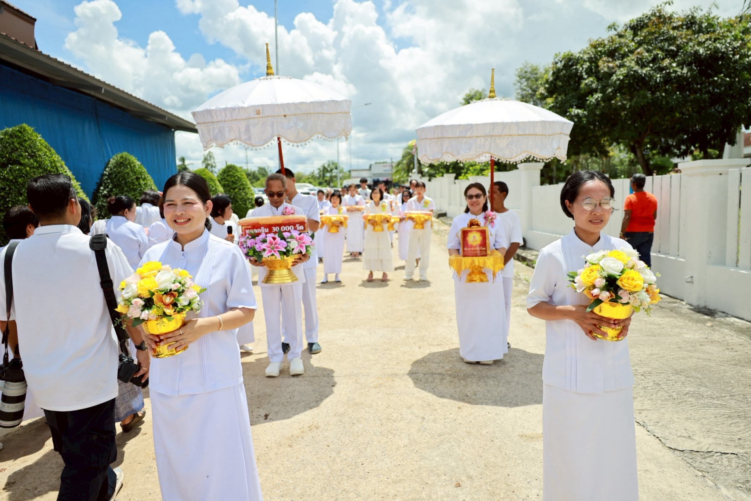 ภาพหมู่ถือพานถวายปัจจัยศูนย์ปฏิบัติธรรมเมืองตรัง