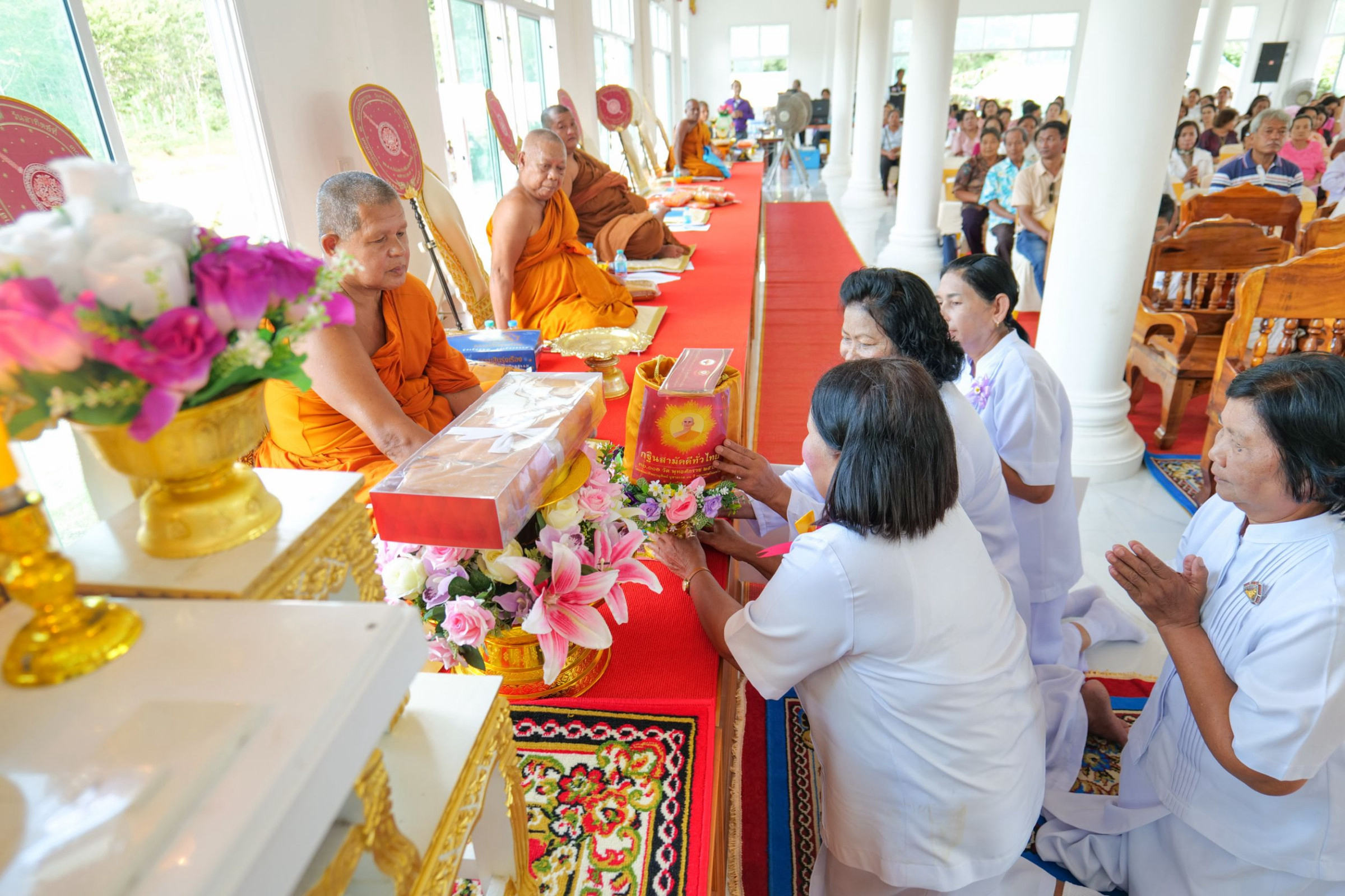 ภาพการถวายปัจจัยวัดนาโตงไชยาราม