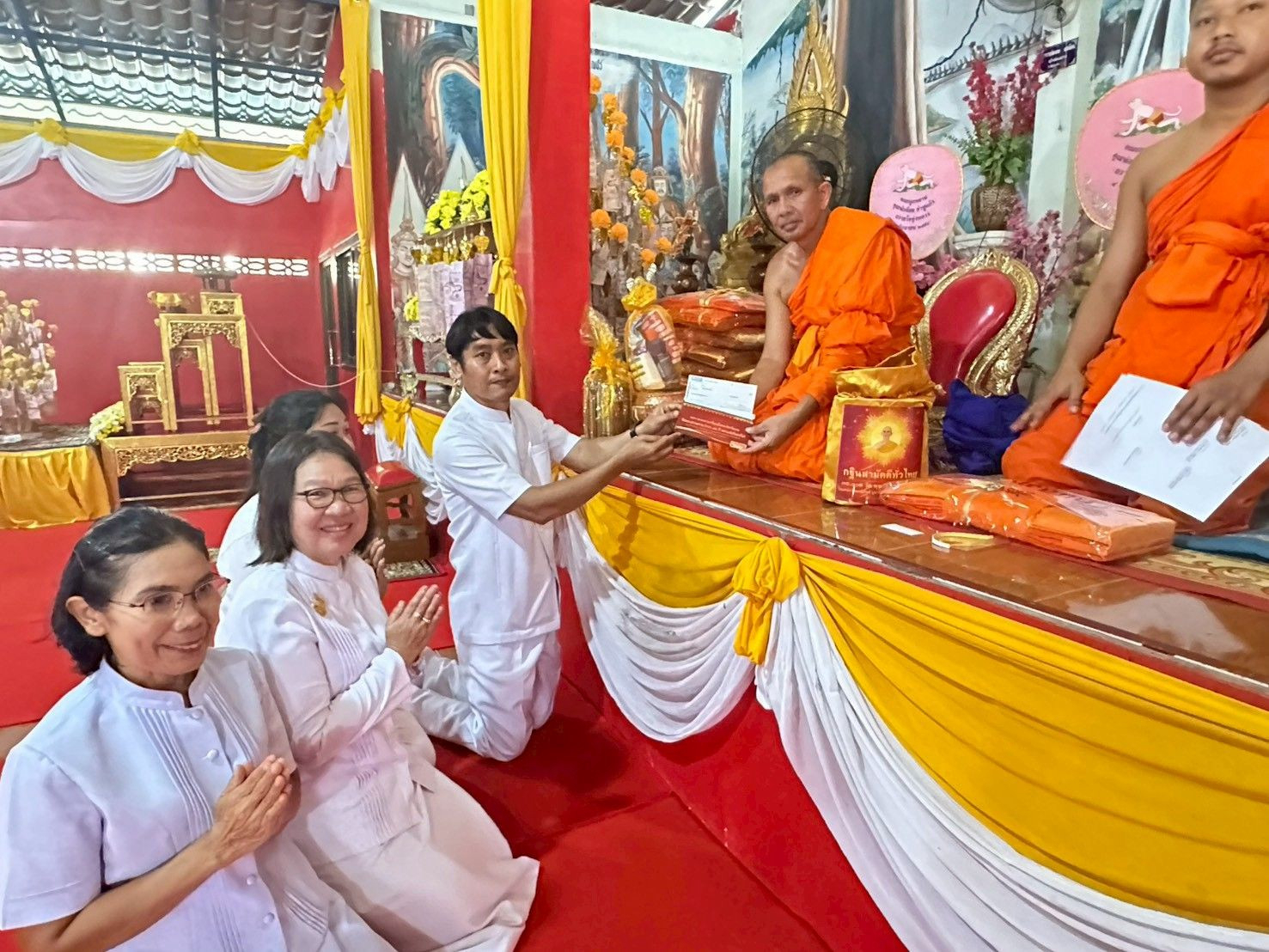ภาพการถวายปัจจัยวัดทุ่งหลวง