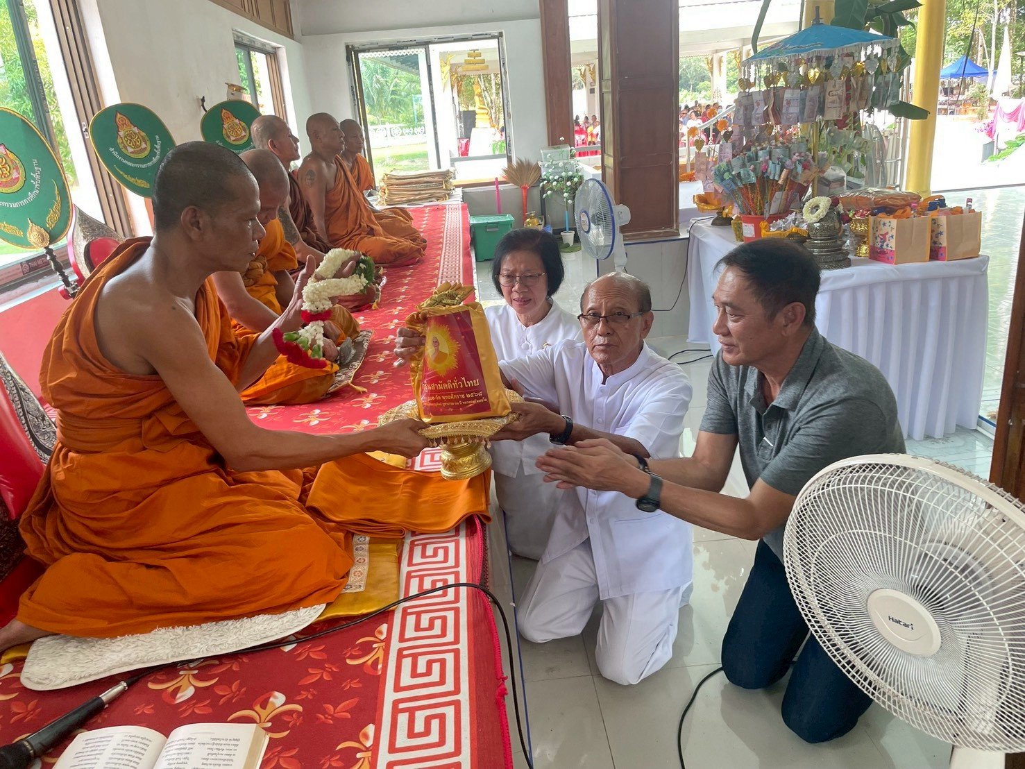 ภาพการถวายปัจจัยวัดทรายทองประชาธรรม