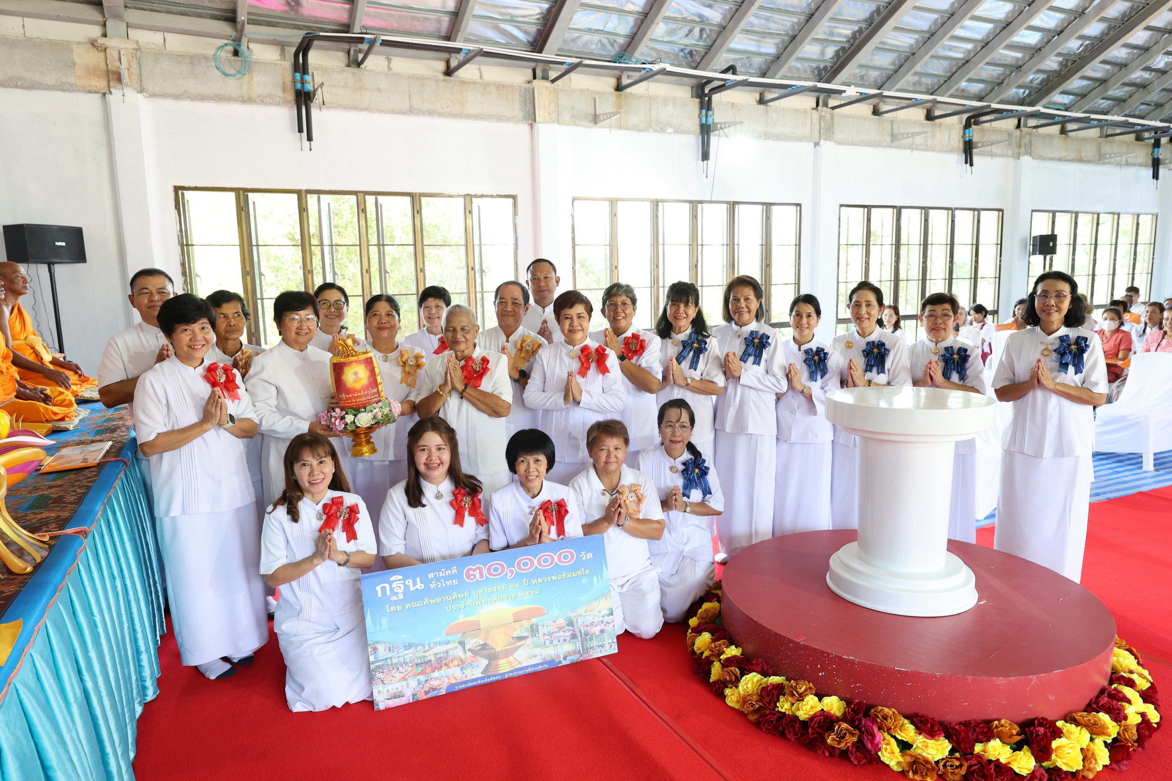 ภาพหมู่ถือพานถวายปัจจัยศูนย์อบรมเยาวชนเมืองนราธิวาส