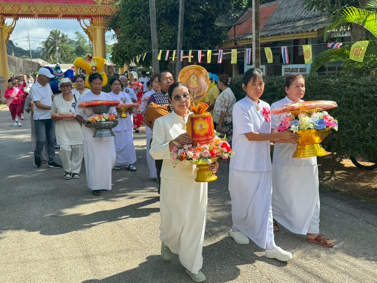 ภาพร่วมขบวนกฐินวัดสุคิรินประชาราม