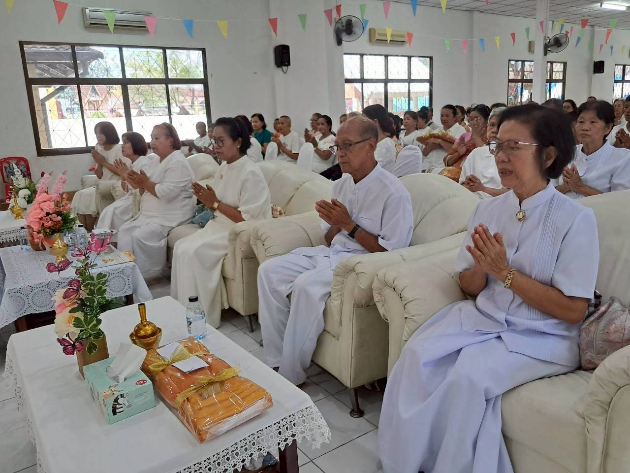 ภาพร่วมพิธีกรรมวัดโกลกเทพวิมล