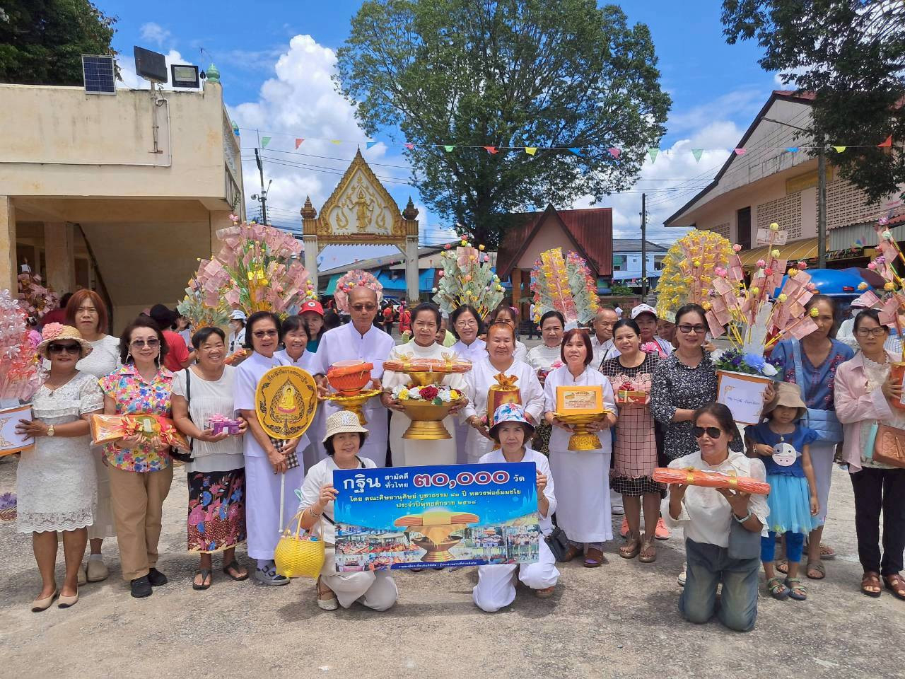 ภาพร่วมพิธีกรรมวัดโกลกเทพวิมล