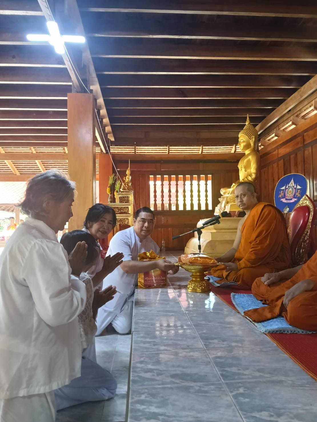ภาพการถวายปัจจัยวัดสารวัน