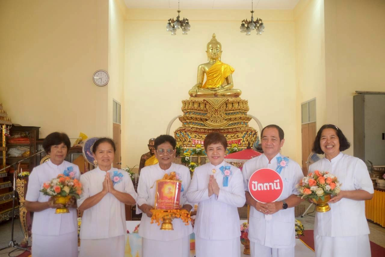 ภาพหมู่ถือพานถวายปัจจัยวัดตะเคียนทอง