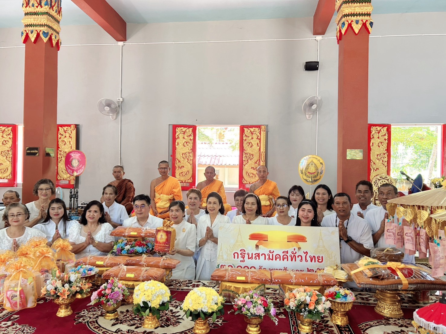 ภาพหมู่ถือพานถวายปัจจัยวัดปุหรน