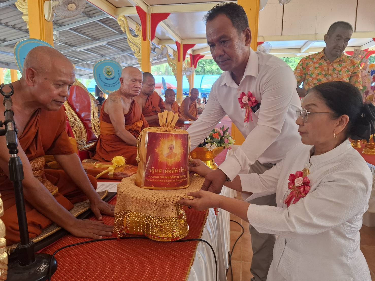 ภาพการถวายปัจจัยวัดนาโอ่