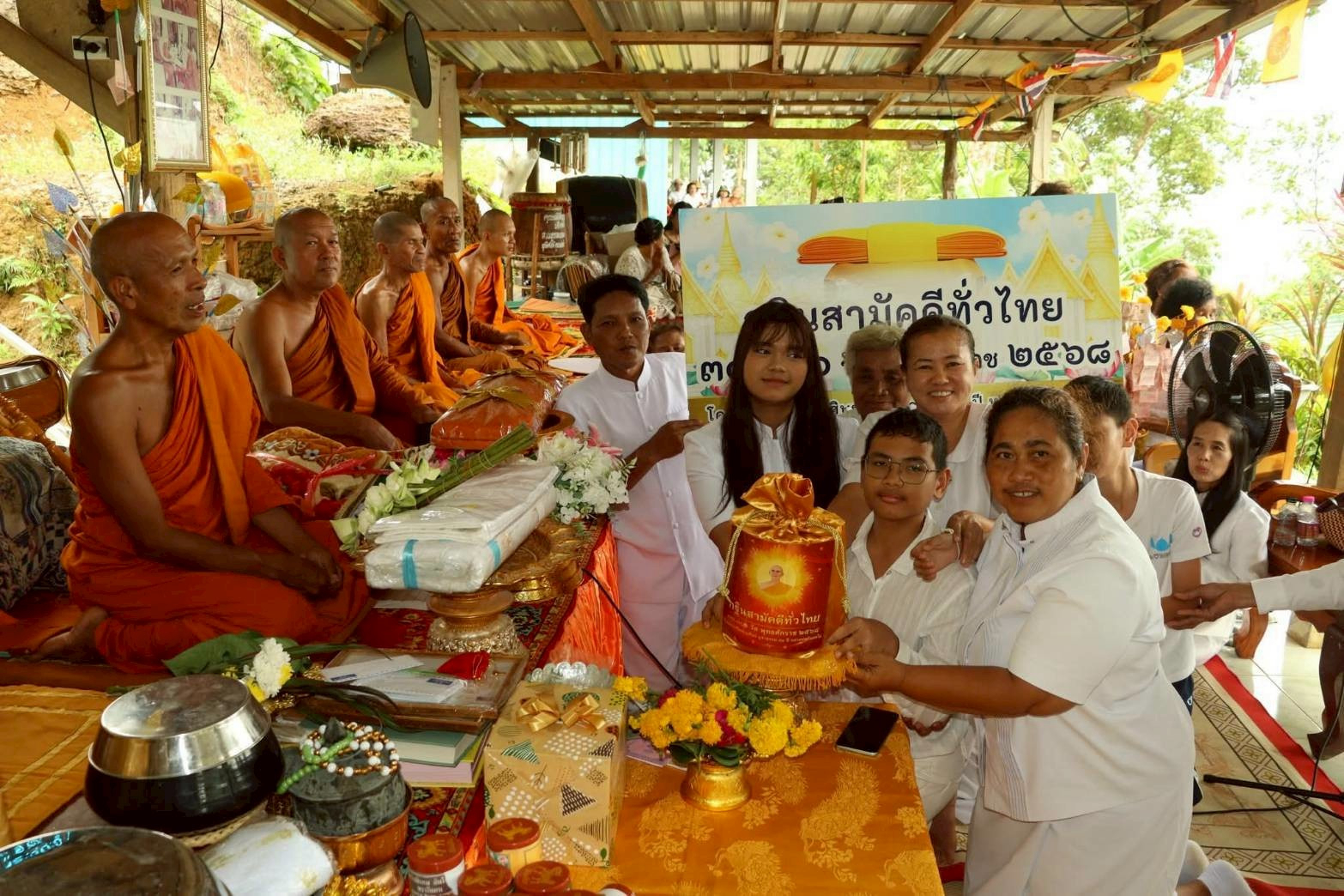 ภาพการถวายปัจจัยที่พักสงฆ์สวนธรรมเขาแม่พันธุรัตน์