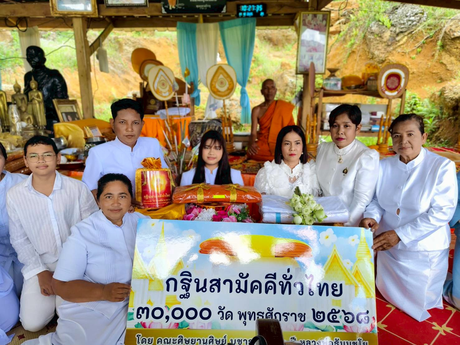 ภาพหมู่ถือพานถวายปัจจัยที่พักสงฆ์สวนธรรมเขาแม่พันธุรัตน์