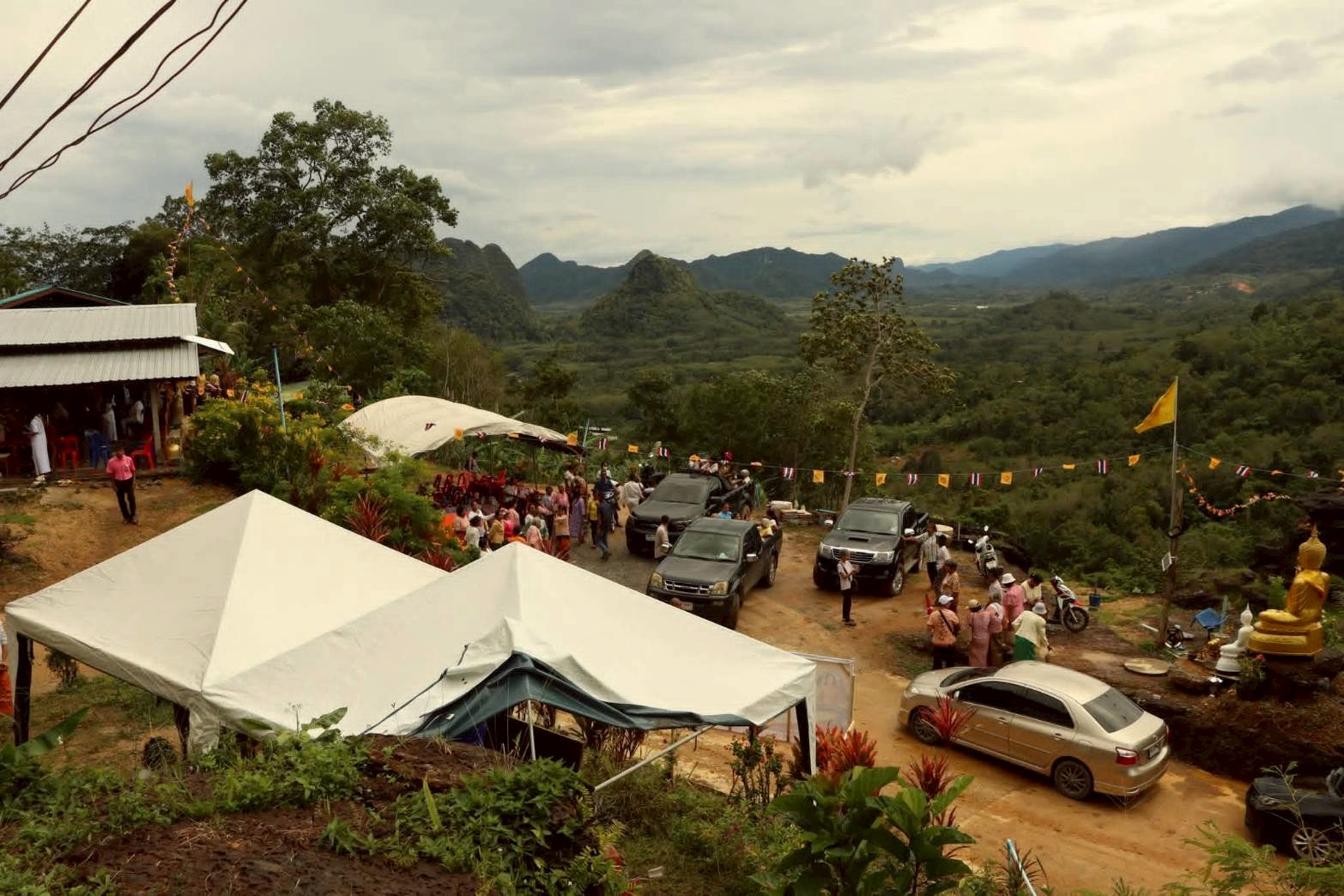 ภาพร่วมพิธีกรรมที่พักสงฆ์สวนธรรมเขาแม่พันธุรัตน์