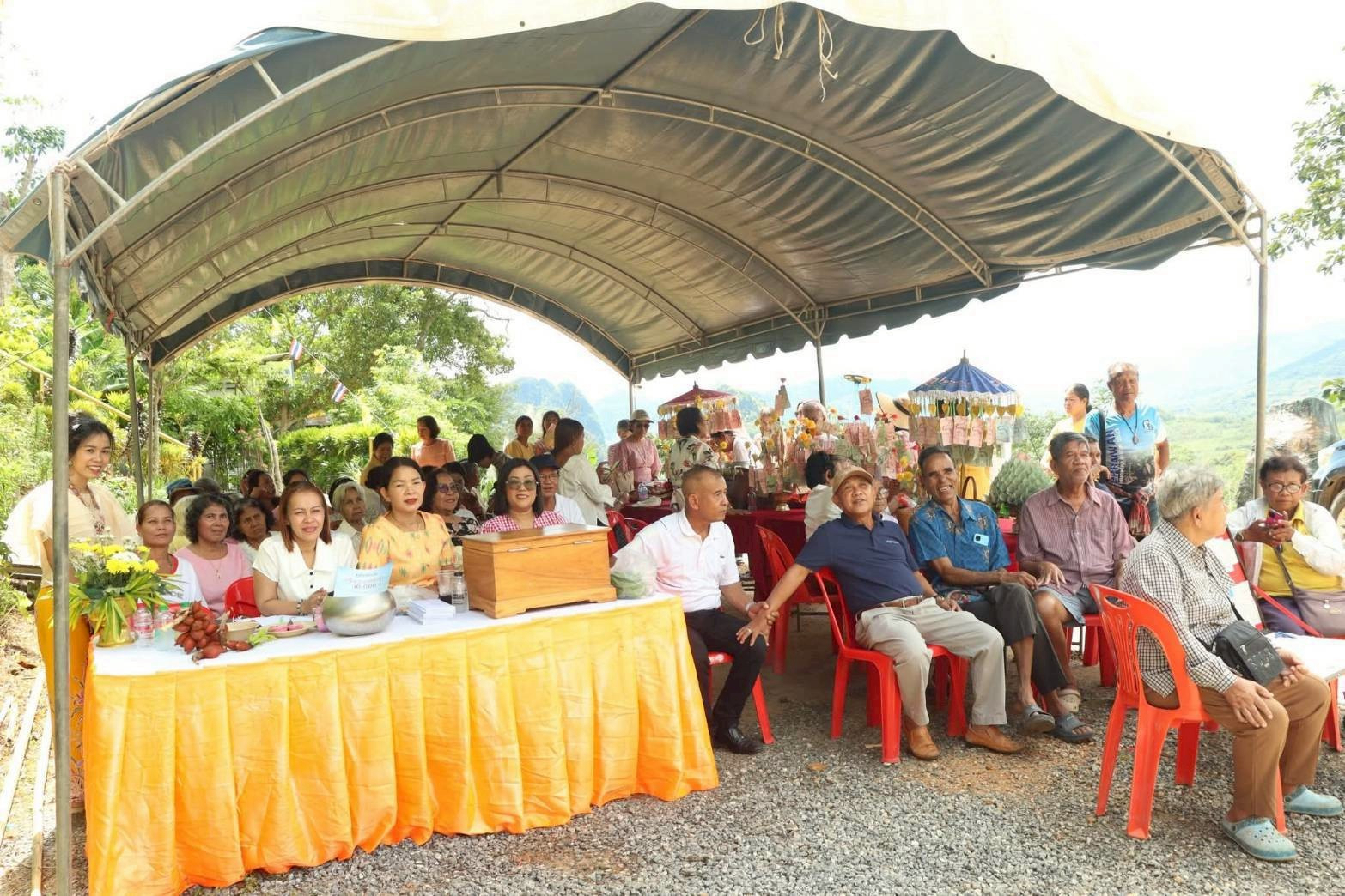 ภาพร่วมพิธีกรรมที่พักสงฆ์สวนธรรมเขาแม่พันธุรัตน์