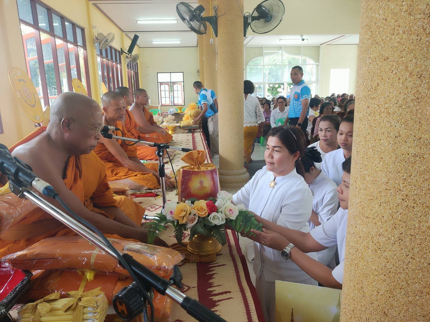 ภาพการถวายปัจจัยวัดเขาเจียก