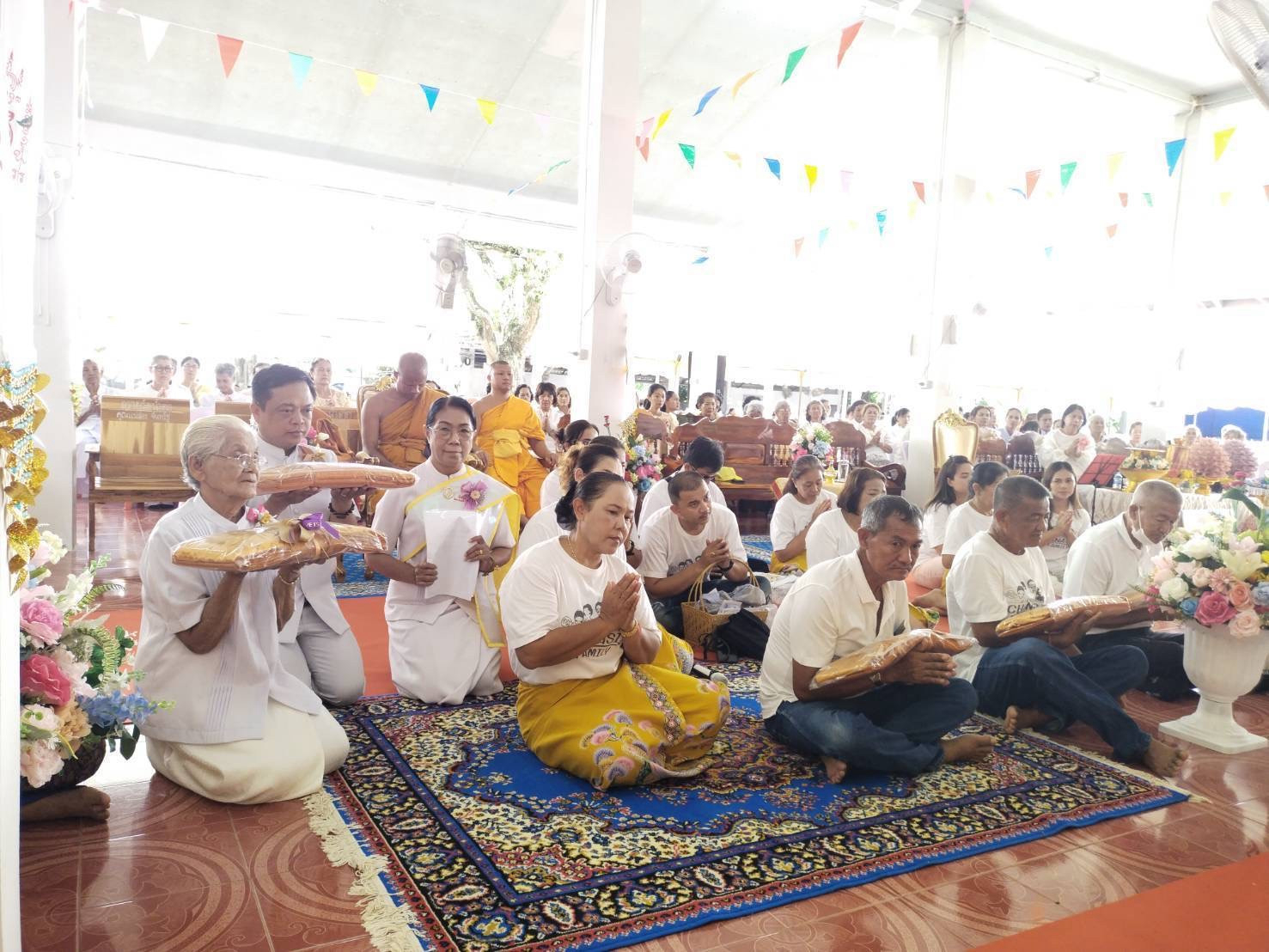 ภาพร่วมพิธีกรรมวัดน้ำตก