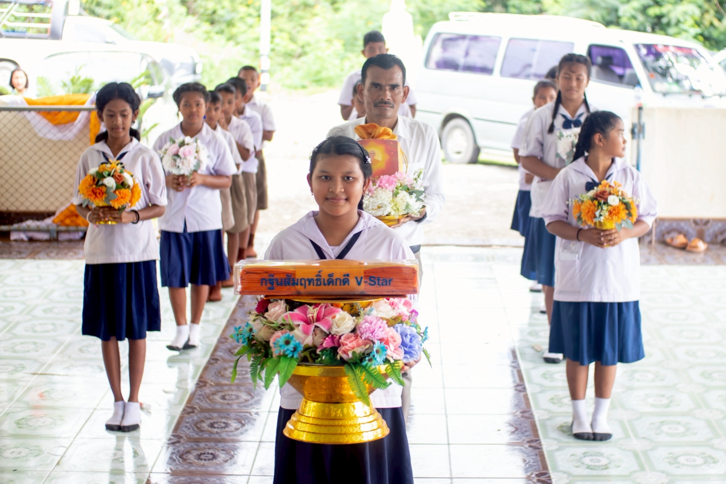 ภาพหมู่ถือพานถวายปัจจัยวัดแหลมจองถนน