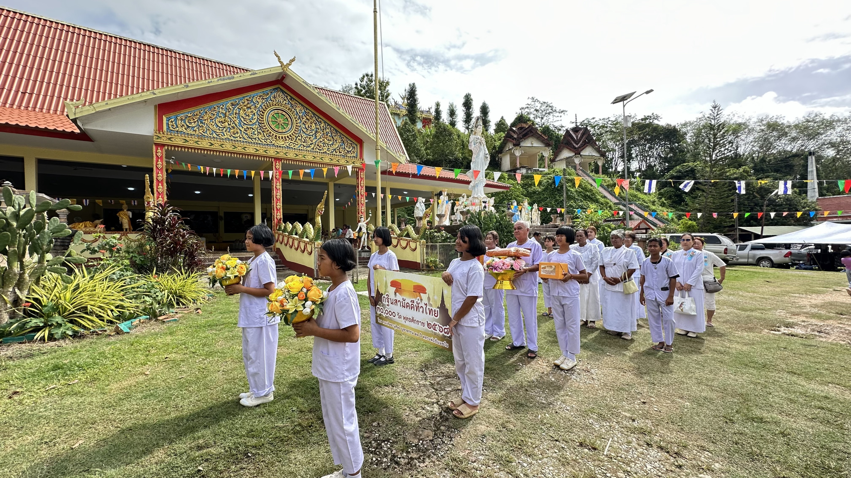 ภาพร่วมขบวนกฐินวัดบ่อหิน