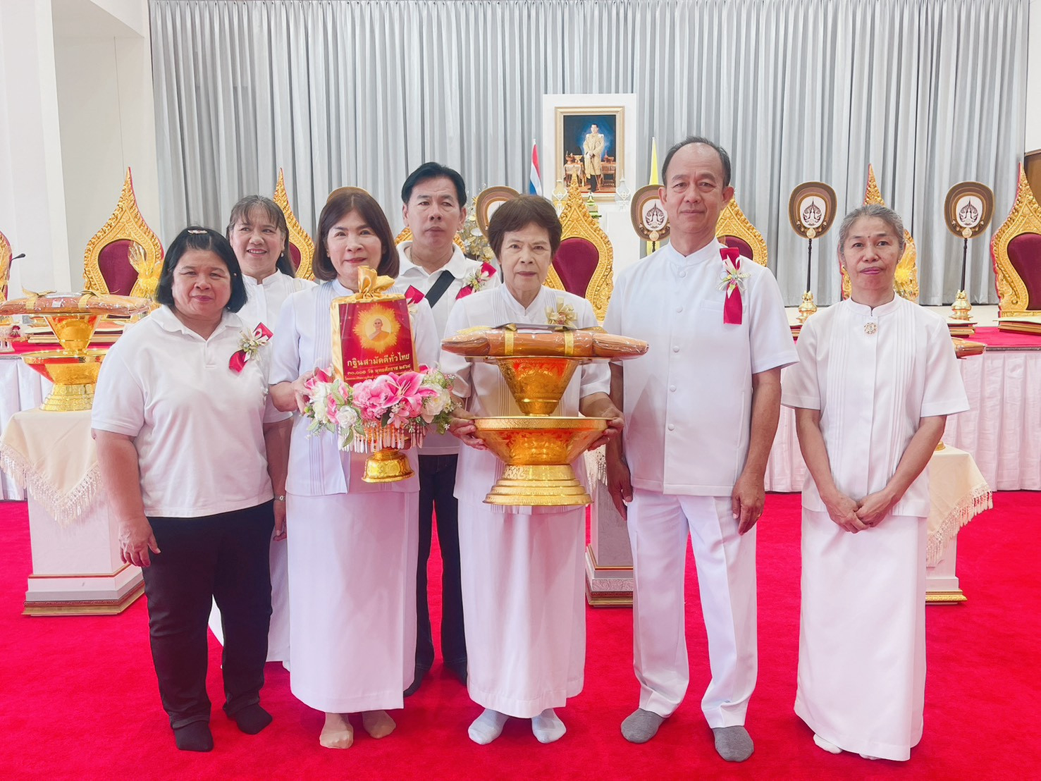 ภาพหมู่ถือพานถวายปัจจัยวัดผาณิตาราม