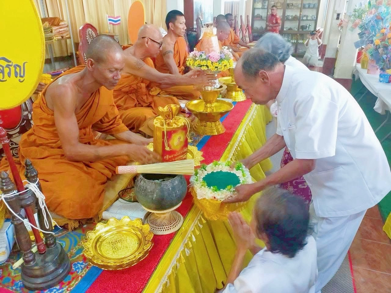 ภาพการถวายปัจจัยวัดทรายขาว