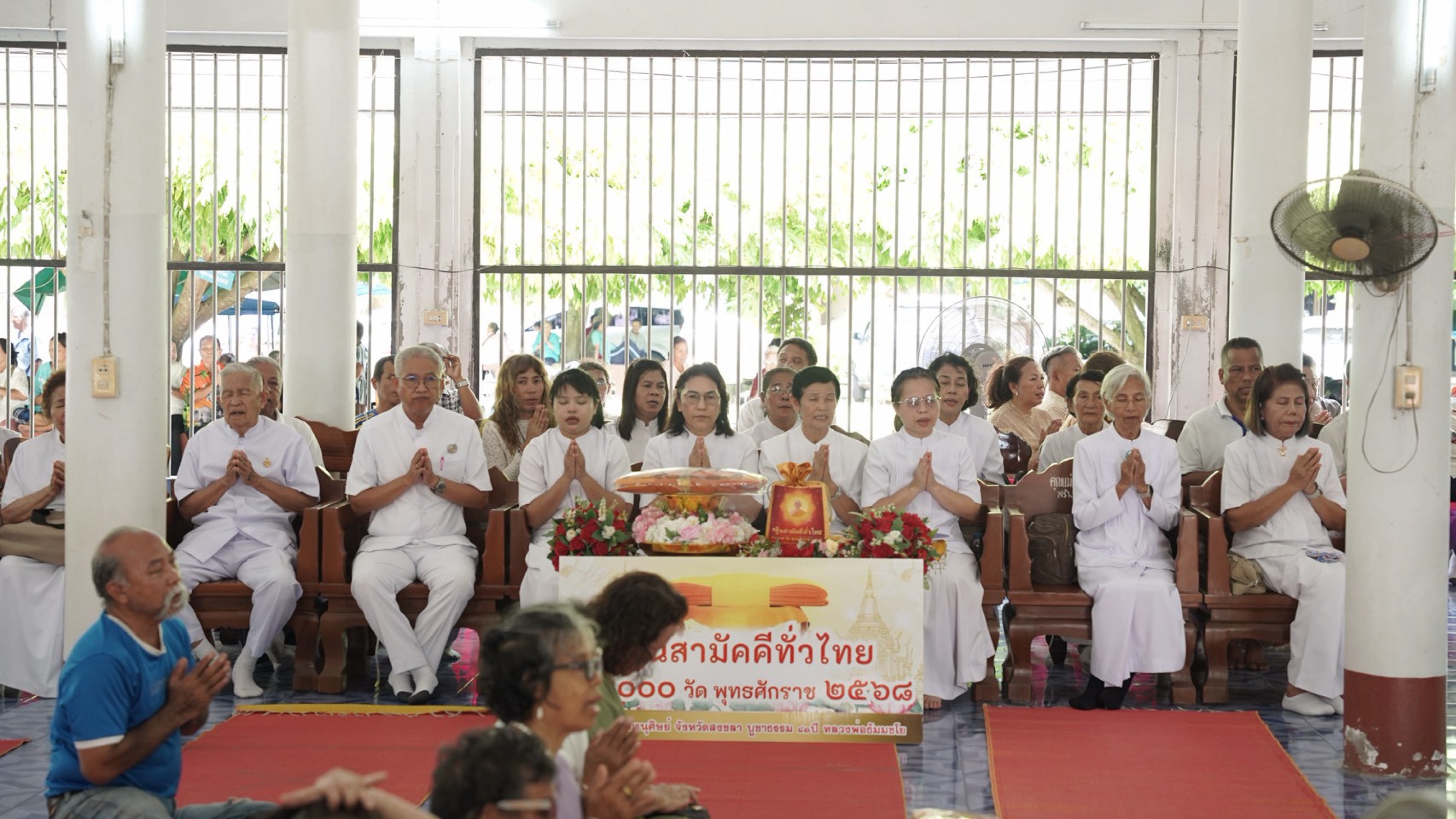 ภาพร่วมพิธีกรรมวัดท่าเมรุ