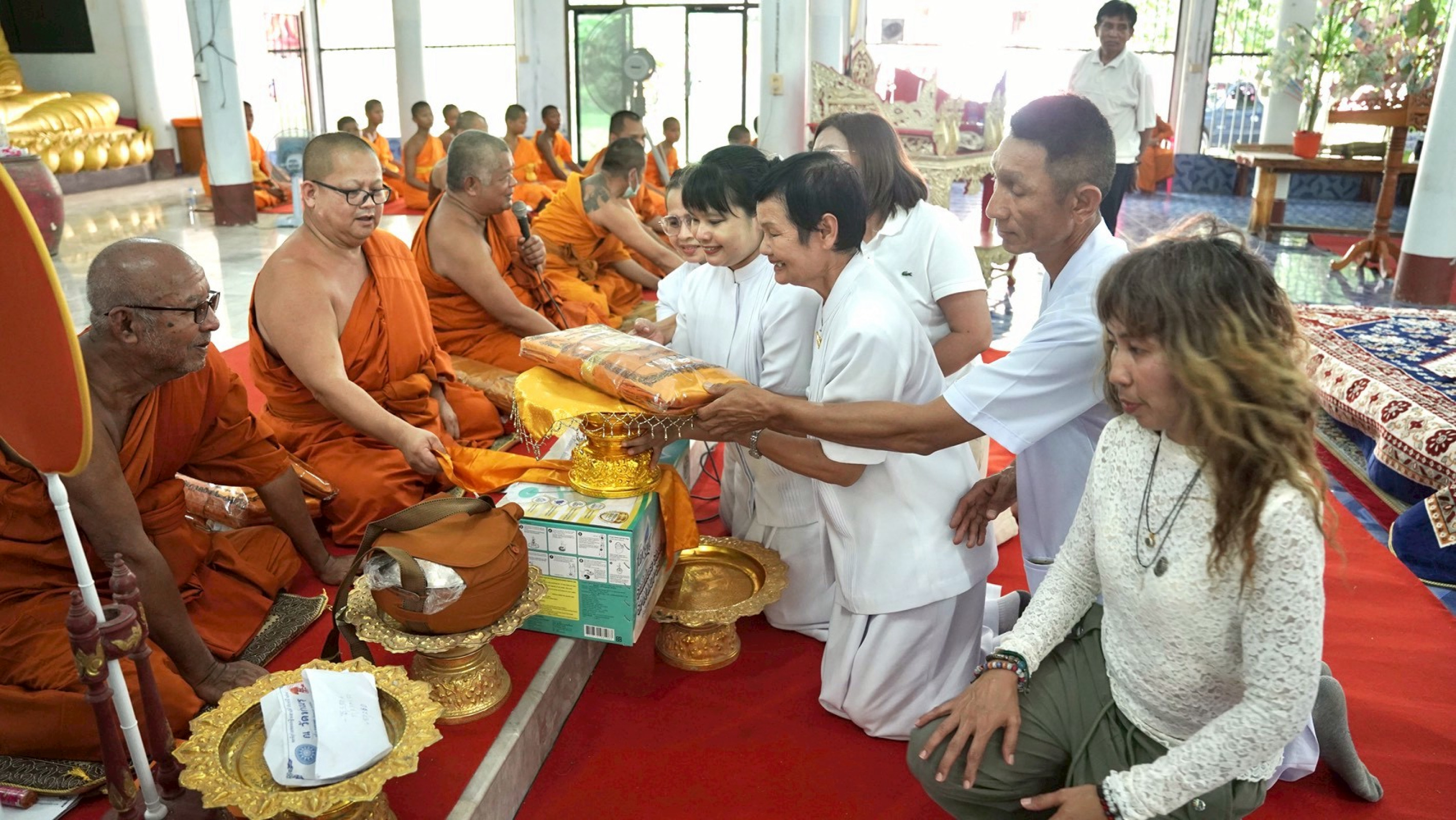 ภาพร่วมพิธีกรรมวัดท่าเมรุ