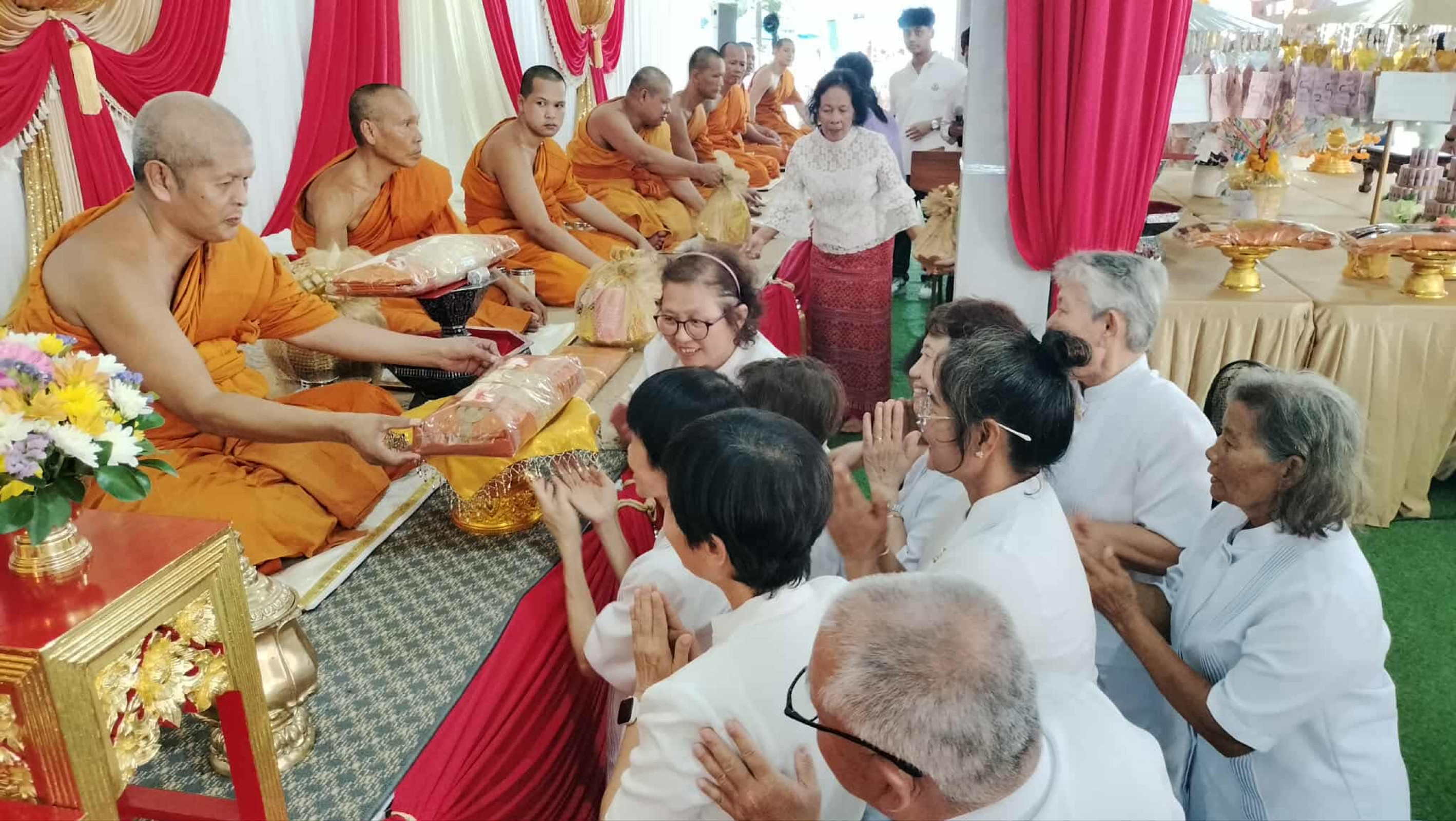 ภาพร่วมพิธีกรรมวัดอ่างทอง