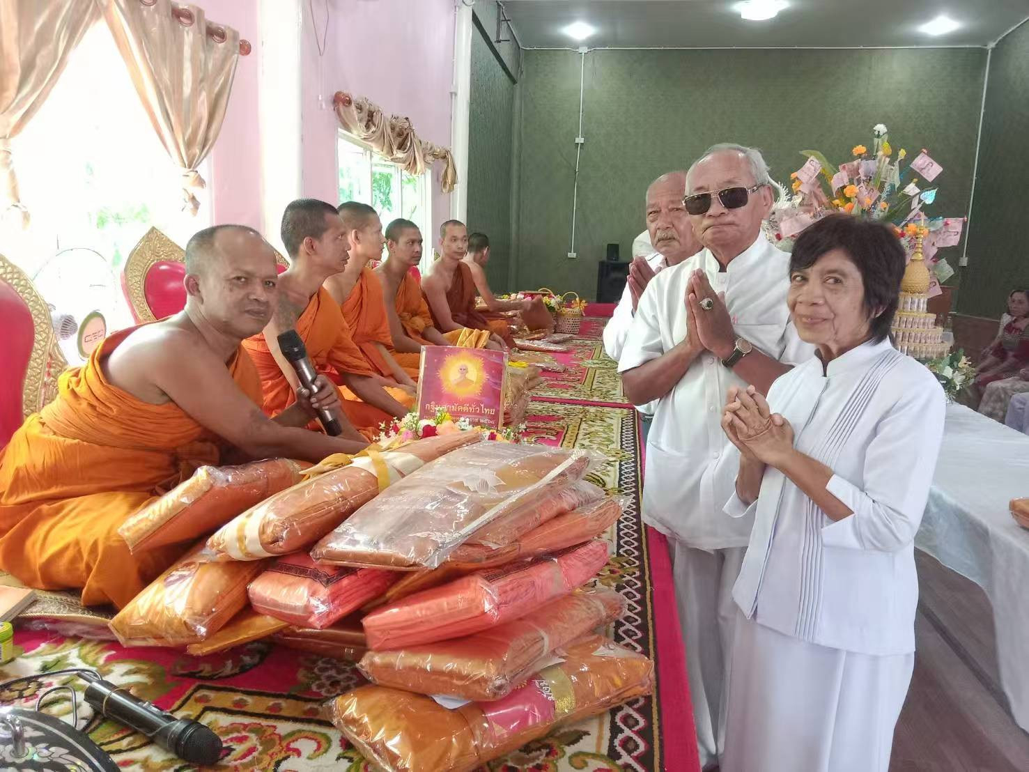 ภาพการถวายปัจจัยวัดขุนตัดหวาย