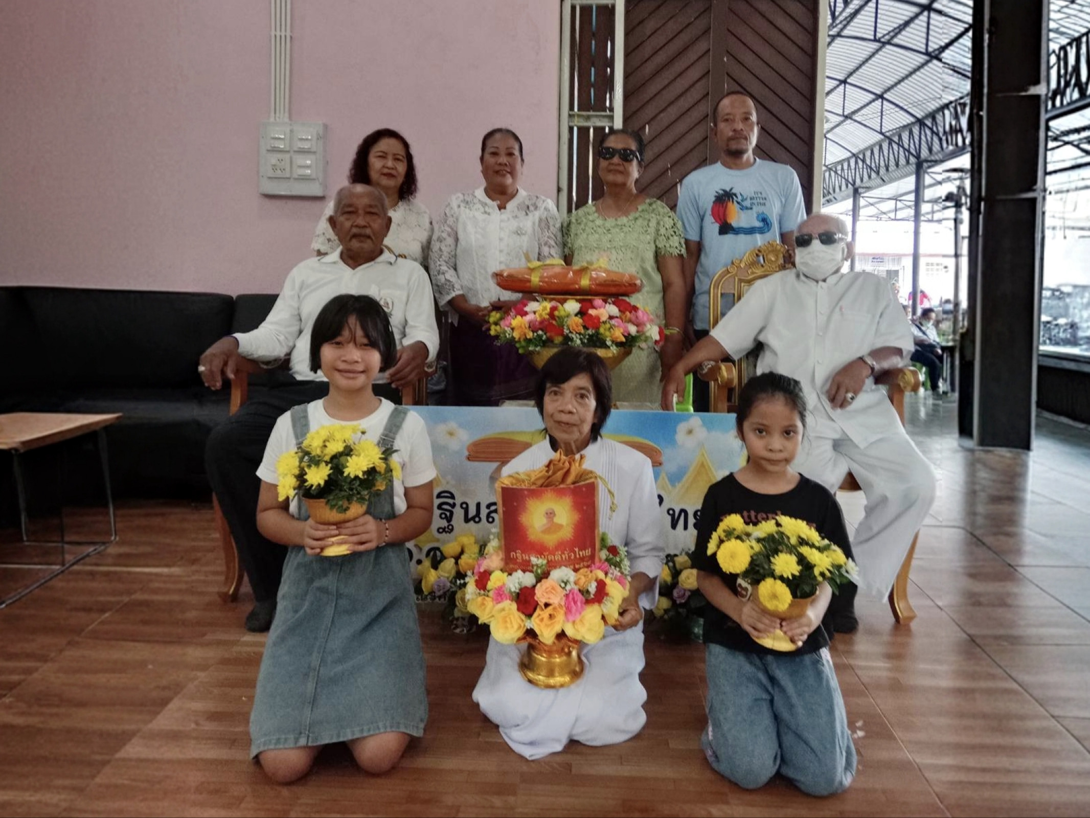 ภาพหมู่ถือพานถวายปัจจัยวัดขุนตัดหวาย