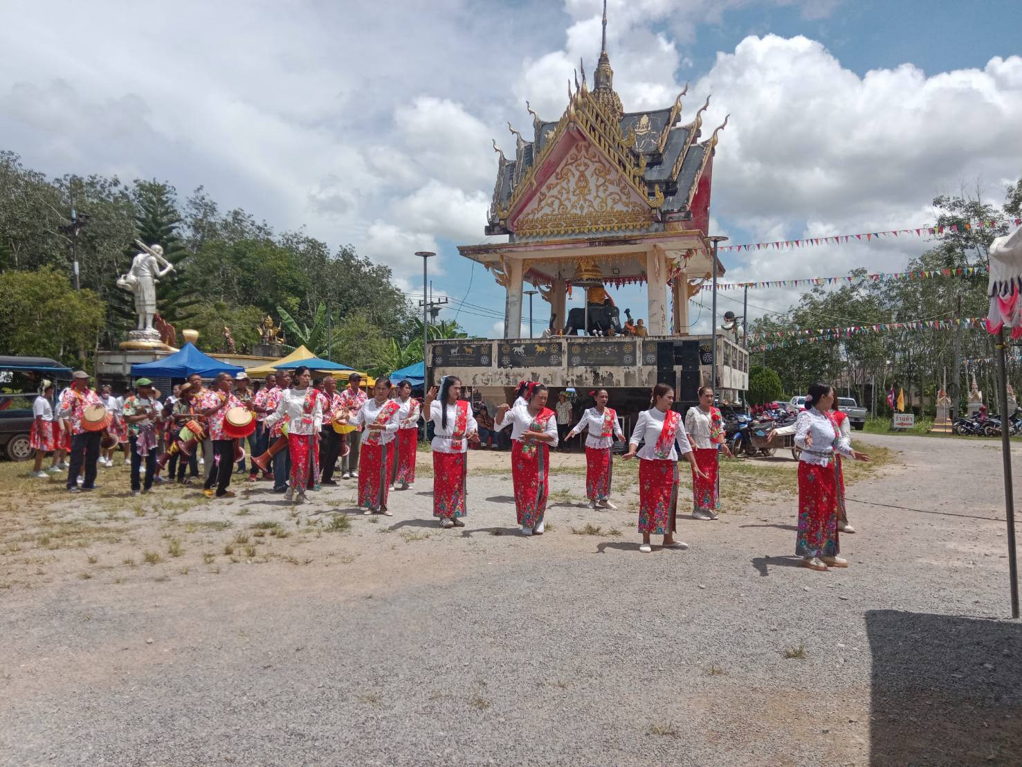 ภาพร่วมพิธีกรรมวัดขุนตัดหวาย