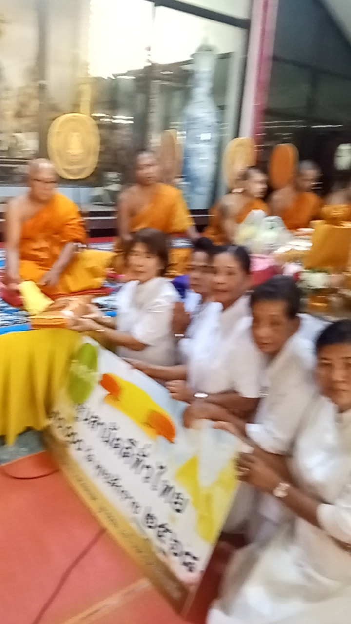 ภาพหมู่ถือพานถวายปัจจัยวัดประจ่า