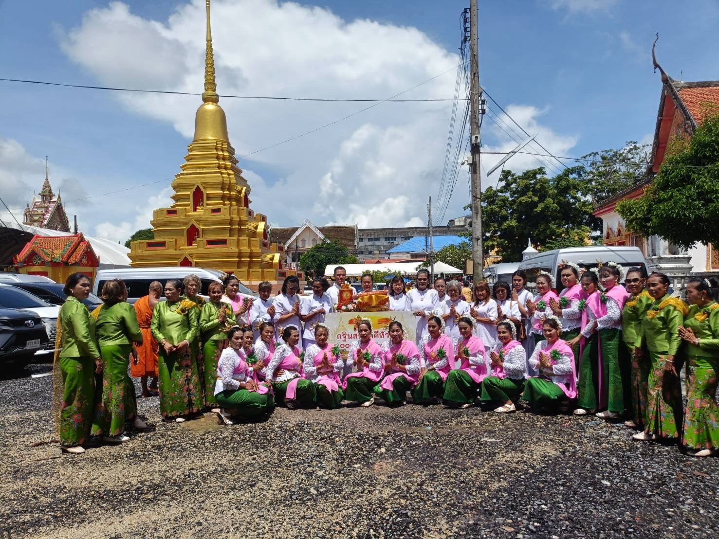 ภาพร่วมขบวนกฐินวัดเพชรมงคล