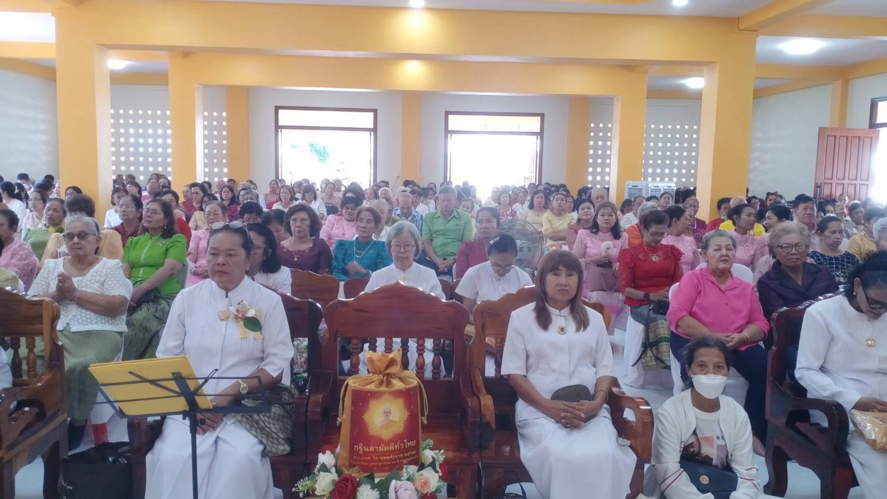 ภาพร่วมพิธีกรรมวัดเพชรมงคล