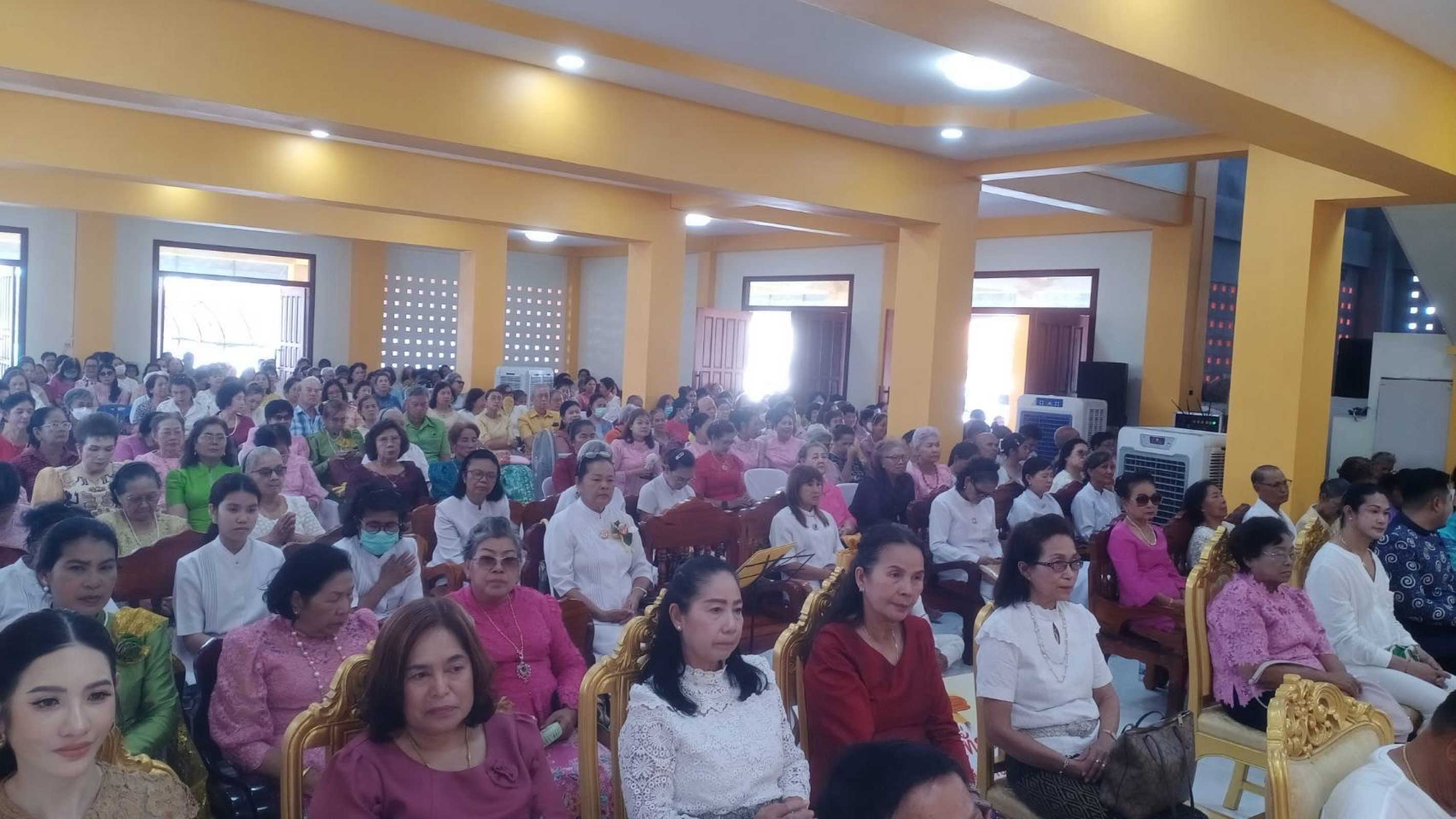 ภาพร่วมพิธีกรรมวัดเพชรมงคล