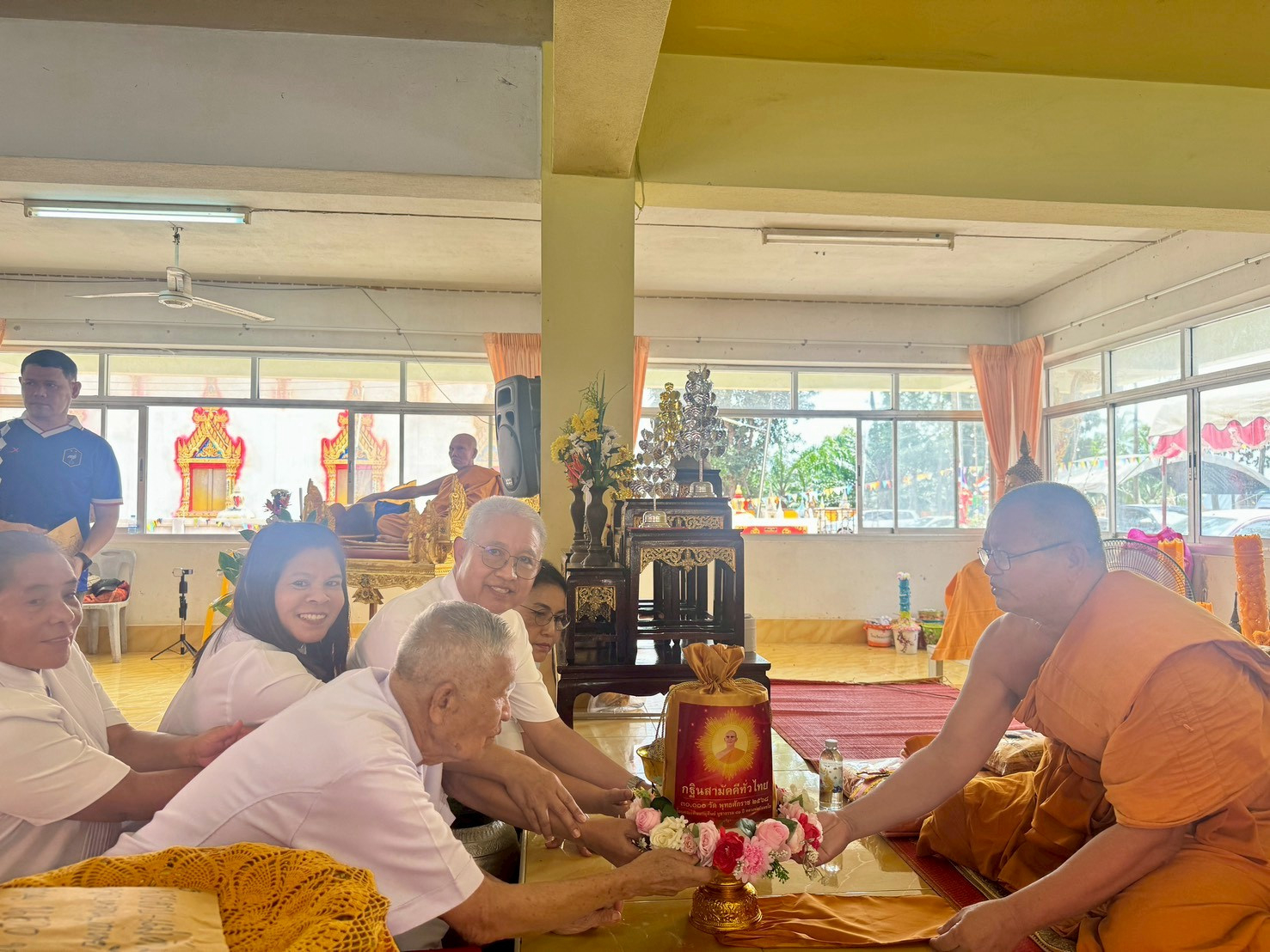 ภาพหมู่ถือพานถวายปัจจัยวัดท่าหยี