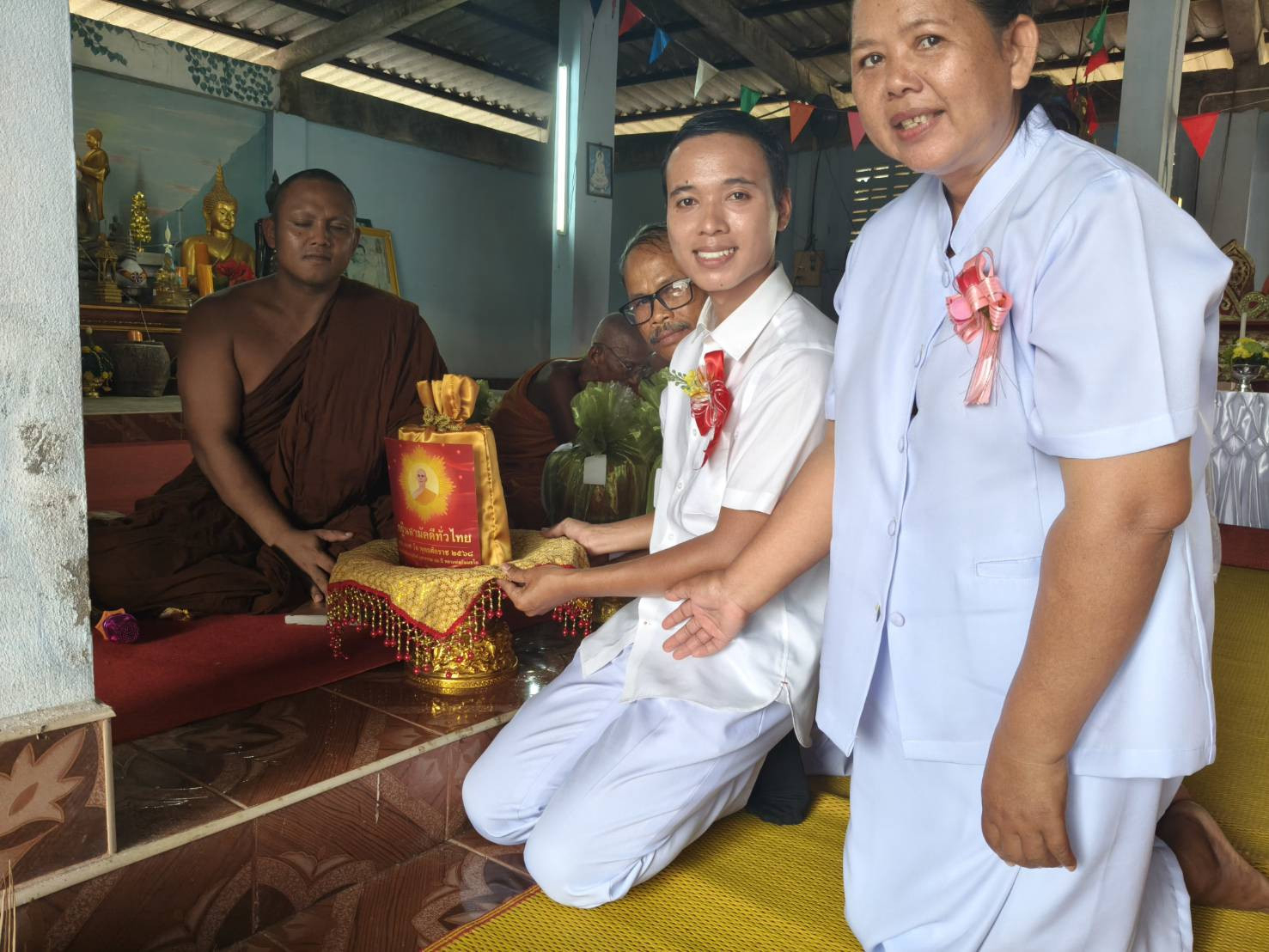 ภาพการถวายปัจจัยวัดเกาะเนียง