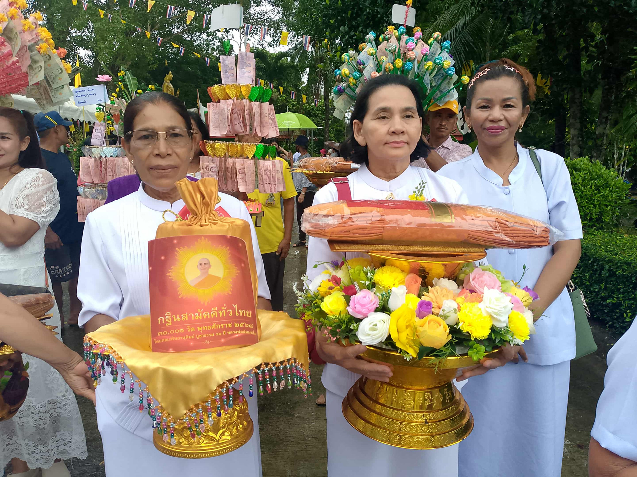 ภาพหมู่ถือพานถวายปัจจัยวัดปาล์มพัฒนาราม (ปาล์ม1เก่า)