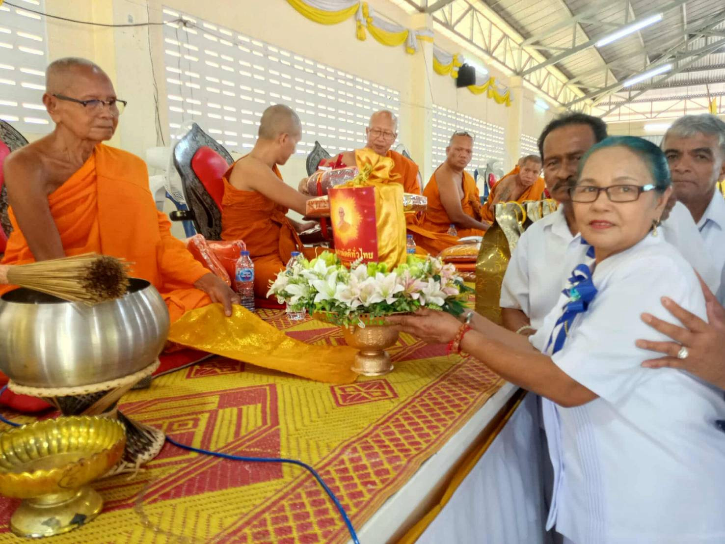 ภาพการถวายปัจจัยวัดถ้ำเขาจีนธีรประดิษฐ์