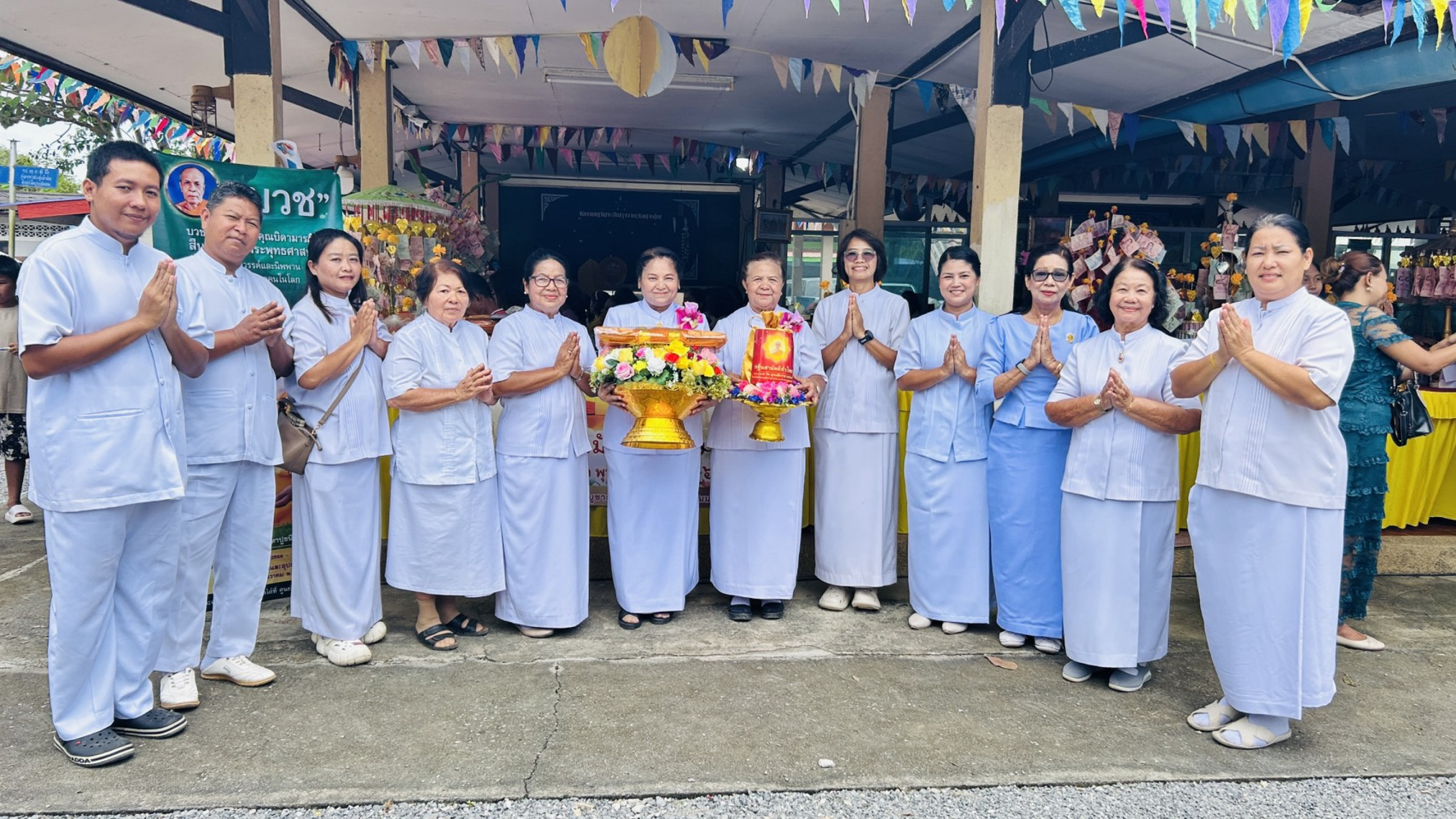ภาพหมู่ถือพานถวายปัจจัยวัดราษฎร์ประดิษฐาราม (วัดทุ่งนุ้ย)