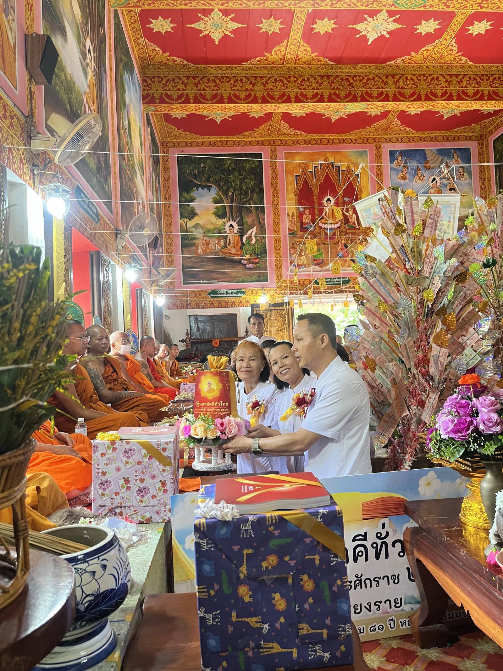 ภาพการถวายปัจจัยวัดพระธาตุจอมทอง