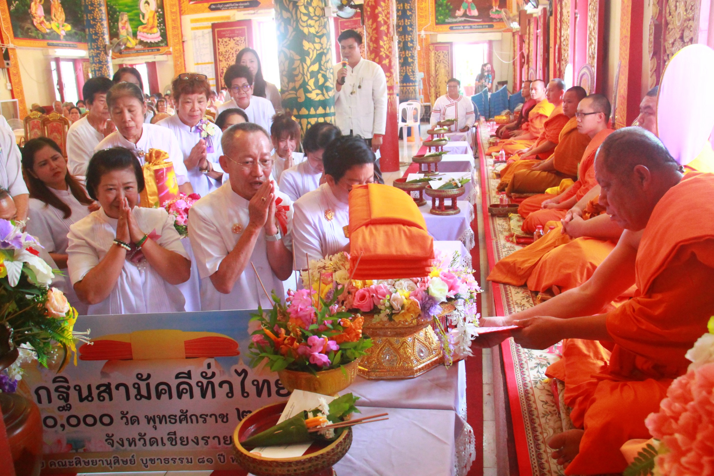 ภาพหมู่ถือพานถวายปัจจัยวัดสันตาลเหลือง